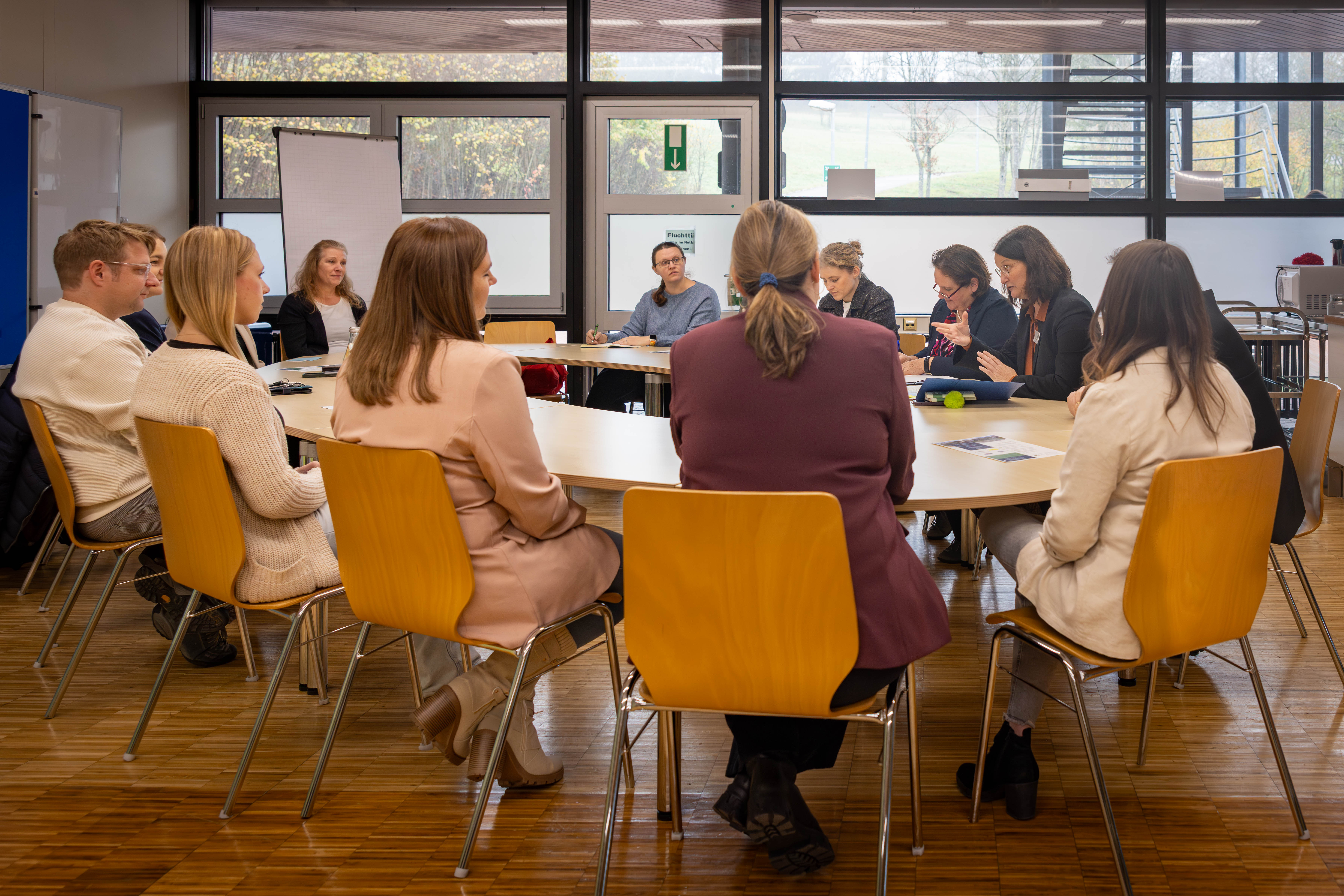 2025 Blumenzwerg Ministerin Schopper im Wahlkreis 7517