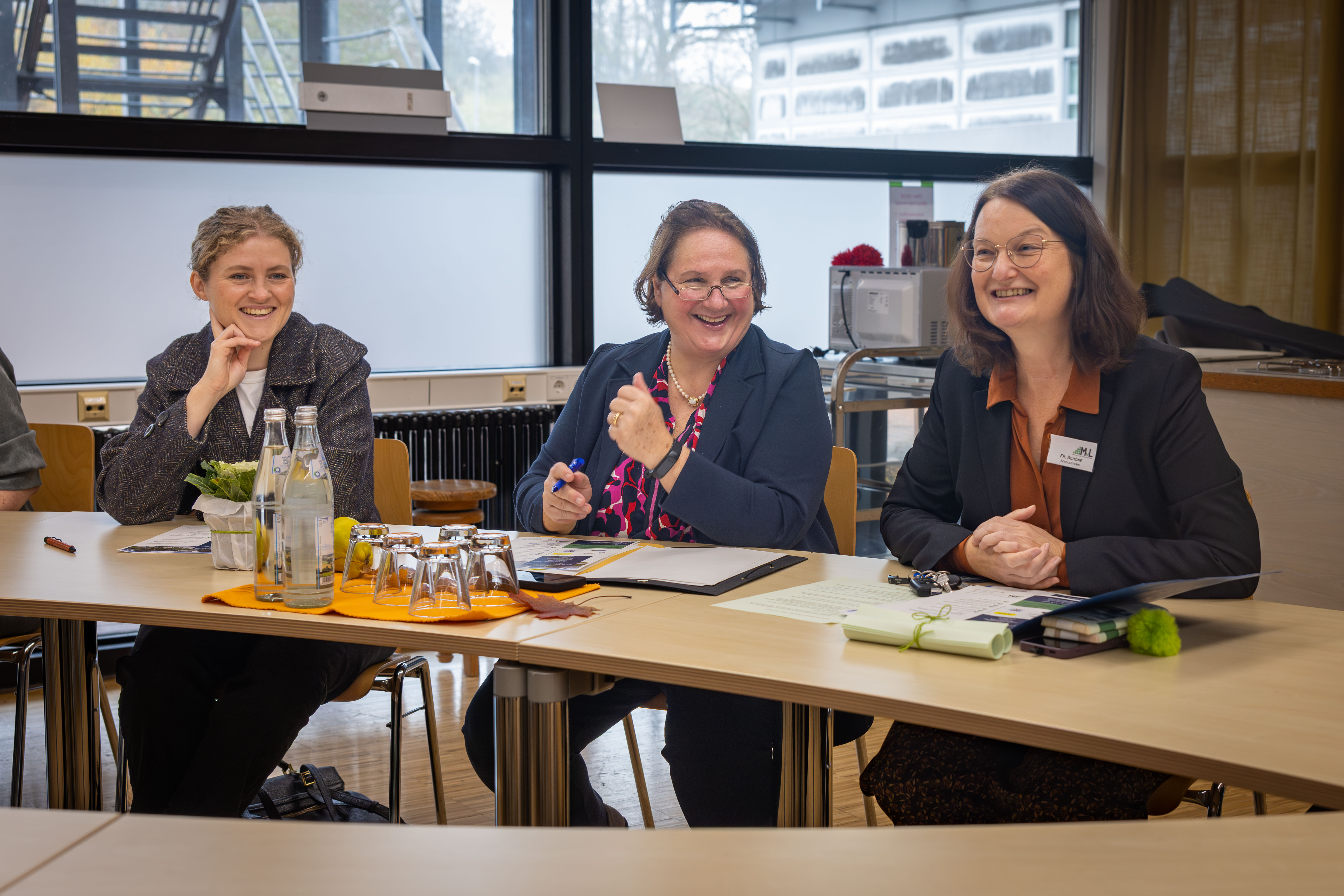 2025 Blumenzwerg Ministerin Schopper im Wahlkreis 7518