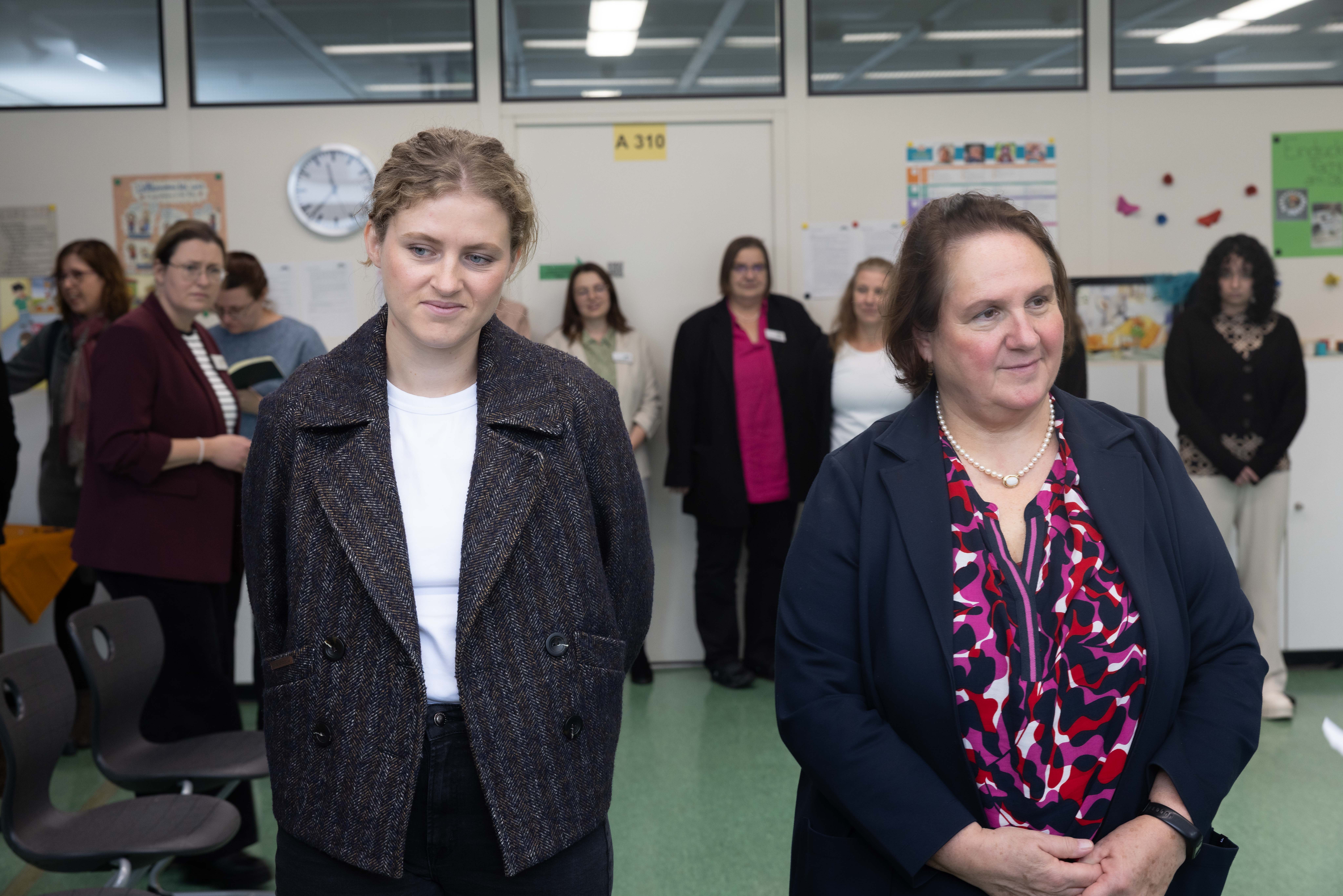 2025 Blumenzwerg Ministerin Schopper im Wahlkreis 7573