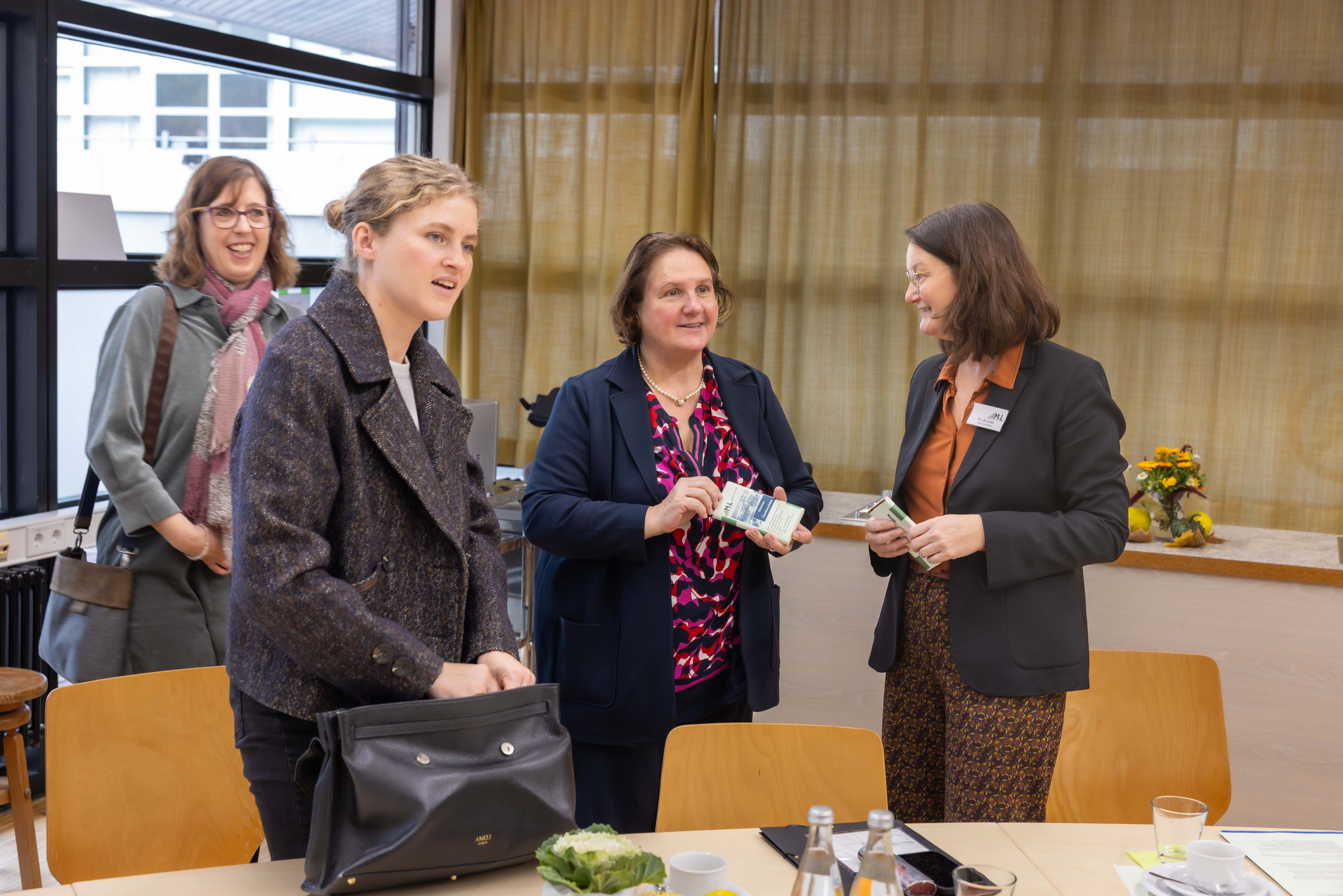 2025 Blumenzwerg Ministerin Schopper im Wahlkreis 757711